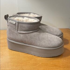 BearPaw Retro Shorty Women's Light Gray Suede Platform Ankle Boots. Size 7